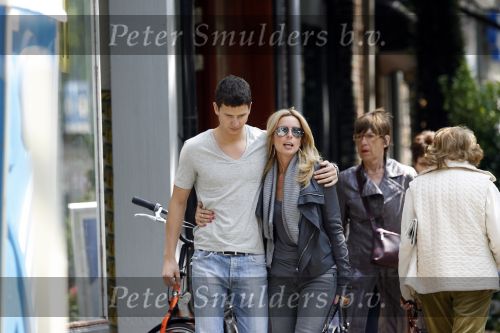 Amsterdam 14 mei 2009
Candy Dulfer met haar nieuwe vriend op de cornelis schuytstraat. ze gingen oa naar de apotheek.
Peter Smulders bv