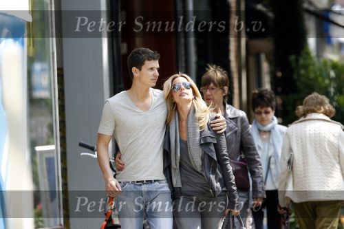 Amsterdam 14 mei 2009
Candy Dulfer met haar nieuwe vriend op de cornelis schuytstraat. ze gingen oa naar de apotheek.
Peter Smulders bv