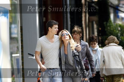 Amsterdam 14 mei 2009
Candy Dulfer met haar nieuwe vriend op de cornelis schuytstraat. ze gingen oa naar de apotheek.
Peter Smulders bv