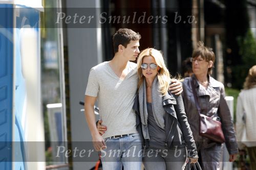 Amsterdam 14 mei 2009
Candy Dulfer met haar nieuwe vriend op de cornelis schuytstraat. ze gingen oa naar de apotheek.
Peter Smulders bv