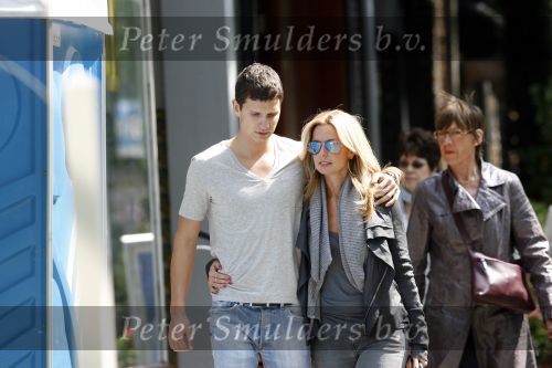 Amsterdam 14 mei 2009
Candy Dulfer met haar nieuwe vriend op de cornelis schuytstraat. ze gingen oa naar de apotheek.
Peter Smulders bv