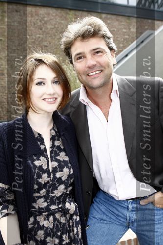 Amsterdam 23 april 2009
Persconferentie ivm de film er komt een vrouw bij de dokter naar het boek van Kluun bij het Hilton. Reinout Oerlemans gaat het regisseren en Anna Drijver Carice v Houten en Barry Atsma gaan de hoofdrollen spelen.
Peter Smulders bv