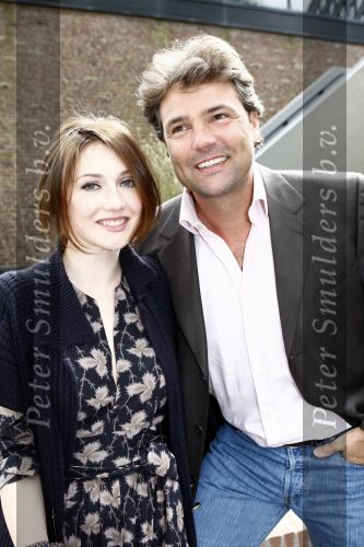 Amsterdam 23 april 2009
Persconferentie ivm de film er komt een vrouw bij de dokter naar het boek van Kluun bij het Hilton. Reinout Oerlemans gaat het regisseren en Anna Drijver Carice v Houten en Barry Atsma gaan de hoofdrollen spelen.
Peter Smulders bv