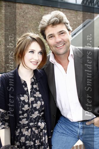 Amsterdam 23 april 2009
Persconferentie ivm de film er komt een vrouw bij de dokter naar het boek van Kluun bij het Hilton. Reinout Oerlemans gaat het regisseren en Anna Drijver Carice v Houten en Barry Atsma gaan de hoofdrollen spelen.
Peter Smulders bv