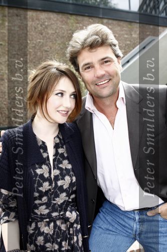 Amsterdam 23 april 2009
Persconferentie ivm de film er komt een vrouw bij de dokter naar het boek van Kluun bij het Hilton. Reinout Oerlemans gaat het regisseren en Anna Drijver Carice v Houten en Barry Atsma gaan de hoofdrollen spelen.
Peter Smulders bv