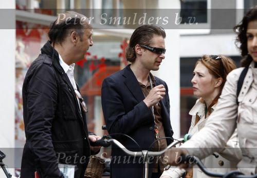 Amsterdam 27 mei 2008
Hans Teeuwen en Carice v Houten aan de wandel in Amsterdam.