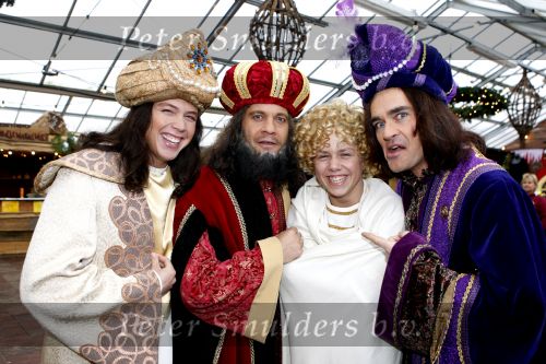 Soest 6 december 2007
Fotoshoot in kerststal met Andre Hazes Gerard Joling Jeroen v d Boom Irene Moors Carlo Boszhard en Jamai Looman in tuincentrum.
