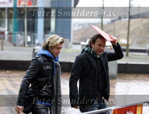 Amsterdam 7 februari 2009
Carlo Boszhard schuilt onder map voor de regen. Hij loopt samen met zijn vriend in de regen.
Peter Smulders bv