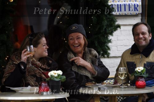 Amsterdam 8 januari 2007
Carlo Boszhard en Viola Holt met dochter op terras van pc hooftstraat.