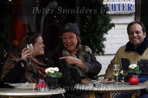 Amsterdam 8 januari 2007
Carlo Boszhard en Viola Holt met dochter op terras van pc hooftstraat.