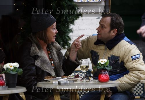 Amsterdam 8 januari 2007
Carlo Boszhard en Viola Holt met dochter op terras van pc hooftstraat.
