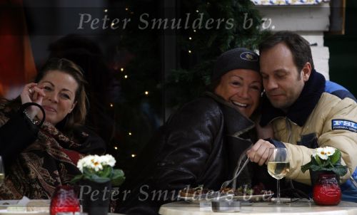Amsterdam 8 januari 2007
Carlo Boszhard en Viola Holt met dochter op terras van pc hooftstraat.