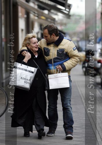 Amsterdam 8 januari 2007
Carlo Boszhard met zijn moeder op de pc hooftstraat aan het winkelen.
