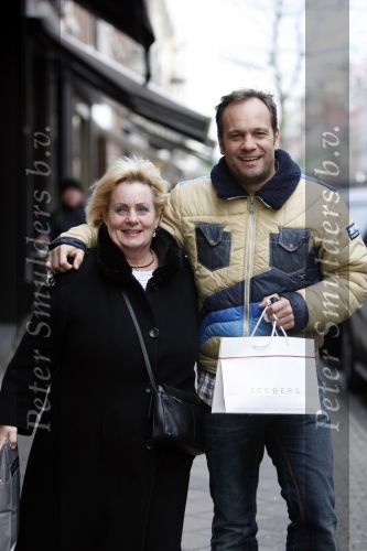 Amsterdam 8 januari 2007
Carlo Boszhard met zijn moeder op de pc hooftstraat aan het winkelen.