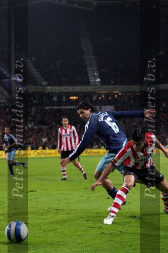 Eindhoven, 19 Maart 2008 Kompetitiewedstrijd PSV-AJAX, eindstand 0-0 
Seizoen 2007/2008
Carlos Salcido wordt op de huid gezeten door Suarez