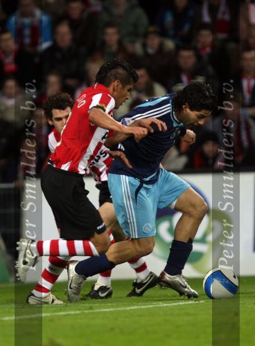 Eindhoven, 19 Maart 2008 Kompetitiewedstrijd PSV-AJAX, eindstand 0-0 
Seizoen 2007/2008
Carlos Salcido wordt op de huid gezeten door Suarez
