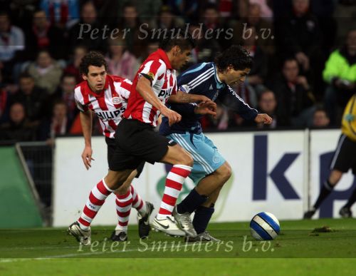 Eindhoven, 19 Maart 2008 Kompetitiewedstrijd PSV-AJAX, eindstand 0-0 
Seizoen 2007/2008
Carlos Salcido wordt op de huid gezeten door Suarez