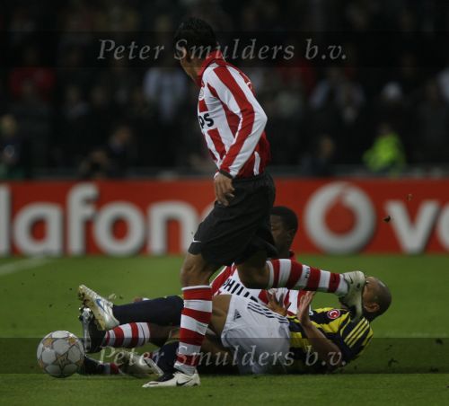 Eindhoven, 23 Oktober 2007
Champions League wedstrijd PSV-Fenerbahce, eindstand 0-0
Seizoen 2007/2008
Carlos Salcido in duel met roberto Carlos