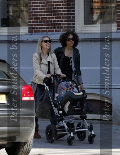 Amsterdam 1 april 2009
Caro Lensen achter de kinderwagen met haar baby.
Peter Smulders bv