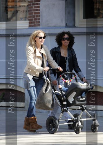 Amsterdam 1 april 2009
Caro Lensen achter de kinderwagen met haar baby.
Peter Smulders bv