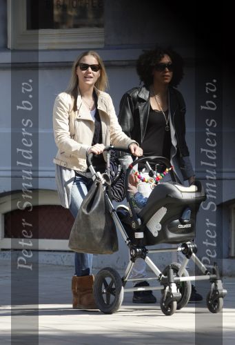 Amsterdam 1 april 2009
Caro Lensen achter de kinderwagen met haar baby.
Peter Smulders bv