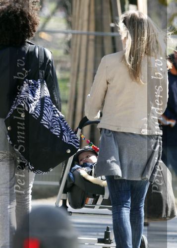 Amsterdam 1 april 2009
Caro Lensen achter de kinderwagen met haar baby.
Peter Smulders bv