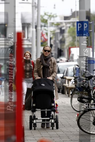 Amsterdam 7 mei 2009
Caro Lensen achter de kinderwagen.
Peter Smulders bv