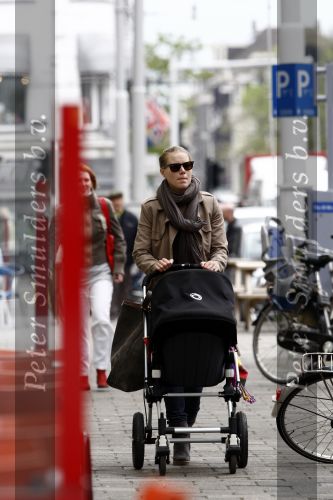 Amsterdam 7 mei 2009
Caro Lensen achter de kinderwagen.
Peter Smulders bv