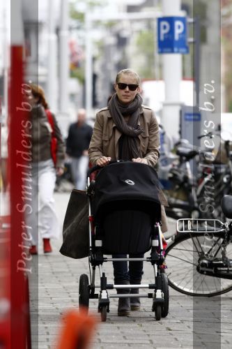 Amsterdam 7 mei 2009
Caro Lensen achter de kinderwagen.
Peter Smulders bv