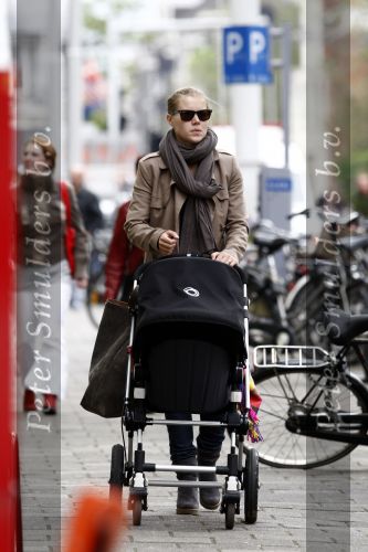 Amsterdam 7 mei 2009
Caro Lensen achter de kinderwagen.
Peter Smulders bv