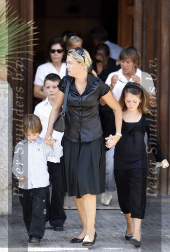 Ibiza 4 september 2007
Begrafenis van de vader van Yolanthe Cabau v Kasbergen, Xavie Cabau. Zijn laatste vrouw Carolina met kinderen verlaten de kerk.