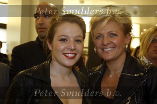Amsterdam, 10 Februari 2009
Introductie tassenmerk TOV ( Van Michael Lingg ) bij de Beijenkorf
Caroline Tensen met haar dochter
Foto Peter Smulders BV