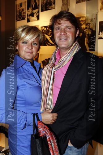 Naarden 1 april 2008
Het arsenaal van Jan en Monique des Bouvrie bestaat 15 jaar.  
Caroline Tensen met vriend Peter Gallas
