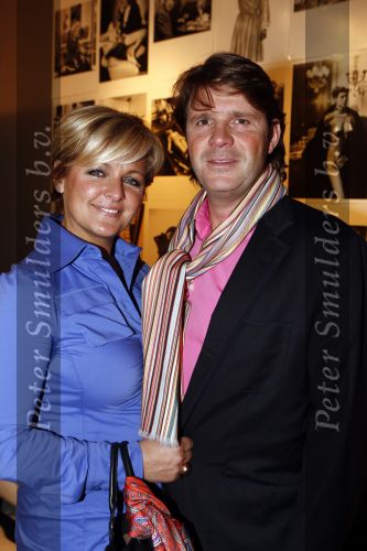 Naarden 1 april 2008
Het arsenaal van Jan en Monique des Bouvrie bestaat 15 jaar.  
Caroline Tensen met vriend Peter Gallas