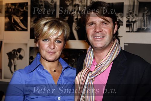 Naarden 1 april 2008
Het arsenaal van Jan en Monique des Bouvrie bestaat 15 jaar.  
Caroline Tensen met vriend Peter Gallas