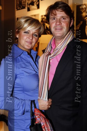 Naarden 1 april 2008
Het arsenaal van Jan en Monique des Bouvrie bestaat 15 jaar.  
Caroline Tensen met vriend Peter Gallas