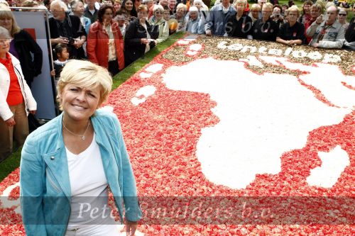 Lisse 9 mei 2009
Caroline Tensen tijdens NCRV loop in de keukenhof. De opbrengst gaat naar orange babies.
Peter Smulders bv