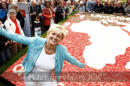 Lisse 9 mei 2009
Caroline Tensen tijdens NCRV loop in de keukenhof. De opbrengst gaat naar orange babies.
Peter Smulders bv