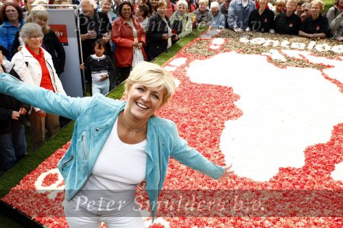 Lisse 9 mei 2009
Caroline Tensen tijdens NCRV loop in de keukenhof. De opbrengst gaat naar orange babies.
Peter Smulders bv