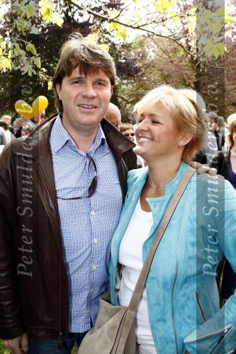 Lisse 9 mei 2009
Caroline Tensen tijdens NCRV loop in de keukenhof. De opbrengst gaat naar orange babies. caroline met vriend Peter Gallas
Peter Smulders bv