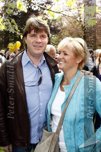 Lisse 9 mei 2009
Caroline Tensen tijdens NCRV loop in de keukenhof. De opbrengst gaat naar orange babies. caroline met vriend Peter Gallas
Peter Smulders bv