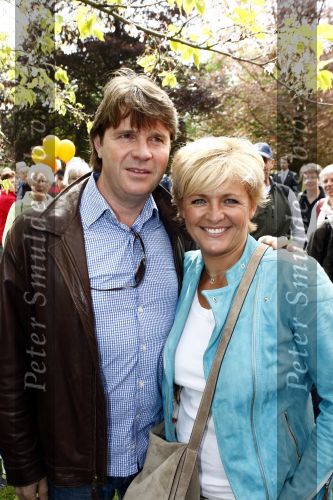 Lisse 9 mei 2009
Caroline Tensen tijdens NCRV loop in de keukenhof. De opbrengst gaat naar orange babies. caroline met vriend Peter Gallas
Peter Smulders bv