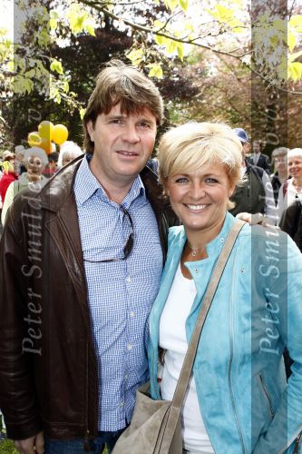 Lisse 9 mei 2009
Caroline Tensen tijdens NCRV loop in de keukenhof. De opbrengst gaat naar orange babies. caroline met vriend Peter Gallas
Peter Smulders bv