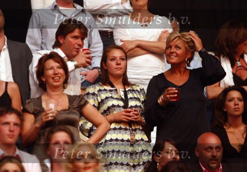 Amsterdam 24 mei 2008
Toppers in concert in de arena met Rene Froger Gordon en Gerard Joling. Caroline tensen met dochter Lotte en vriend Peter Gallas