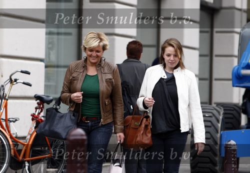 Amsterdam 28 april 2008
Caroline Tensen met haar dochter Lotte aan het winkelen in Amsterdam.
Peter Smulders bv