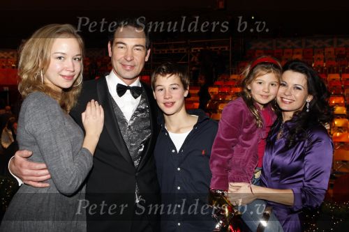 Amsterdam 17 december 2007
Tros Kerstcircus bij afrika afrika .Carolien de Bruijn en Erik de Vogel met kinderen