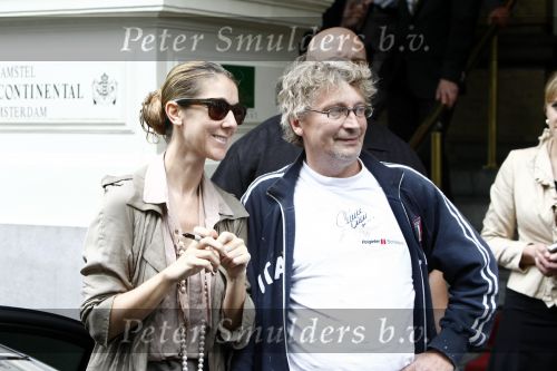 Amsterdam 5 juni 2008
Celine Dion haar man Rene en dochter vertrekken uit het Amstel Hotel om vanaf schiphol oost met een prive vliegtuig naar Denemarken te vliegen.
Celine nam alle tijd om de fans een handtekening te geven en om met ze op de foto te gaan.