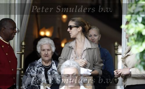 Amsterdam 5 juni 2008
Celine Dion haar man Rene en dochter vertrekken uit het Amstel Hotel om vanaf schiphol oost met een prive vliegtuig naar Denemarken te vliegen.
Celine nam alle tijd om de fans een handtekening te geven en om met ze op de foto te gaan.