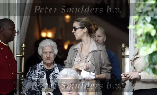 Amsterdam 5 juni 2008
Celine Dion haar man Rene en dochter vertrekken uit het Amstel Hotel om vanaf schiphol oost met een prive vliegtuig naar Denemarken te vliegen.
Celine nam alle tijd om de fans een handtekening te geven en om met ze op de foto te gaan.
