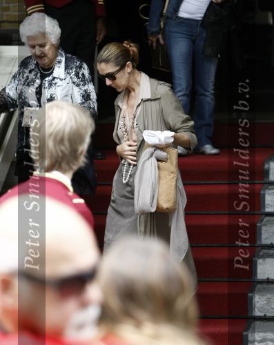 Amsterdam 5 juni 2008
Celine Dion haar man Rene en dochter vertrekken uit het Amstel Hotel om vanaf schiphol oost met een prive vliegtuig naar Denemarken te vliegen.
Celine nam alle tijd om de fans een handtekening te geven en om met ze op de foto te gaan.